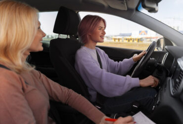 Image d'une femme passant son examen de permis en conduite accompagnée sur Campus Auto école à Caen